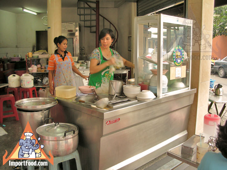 曼谷供应商准备特色面条汤