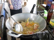 垫泰国虾 - 泰国街头供应商