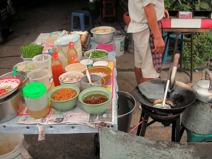 泰国街头供应商准备泰式炒面条，'垫泰国'