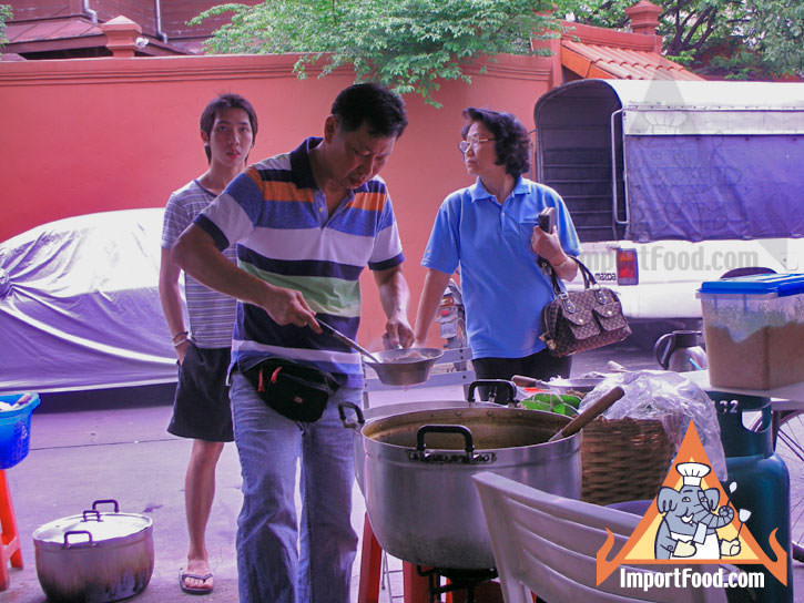 泰国街头供应商从Shophouse推车提供中草药汤