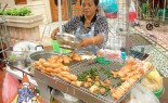 泰国街头供应商准备炒猪肉烤面包，汗佩恩·玛布