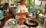 泰国街头供应商准备泰式面条在肉汁，拉多尔斯