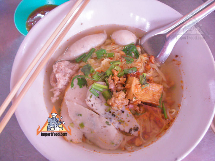 曼谷供应商Saew，自制肉丸面条汤