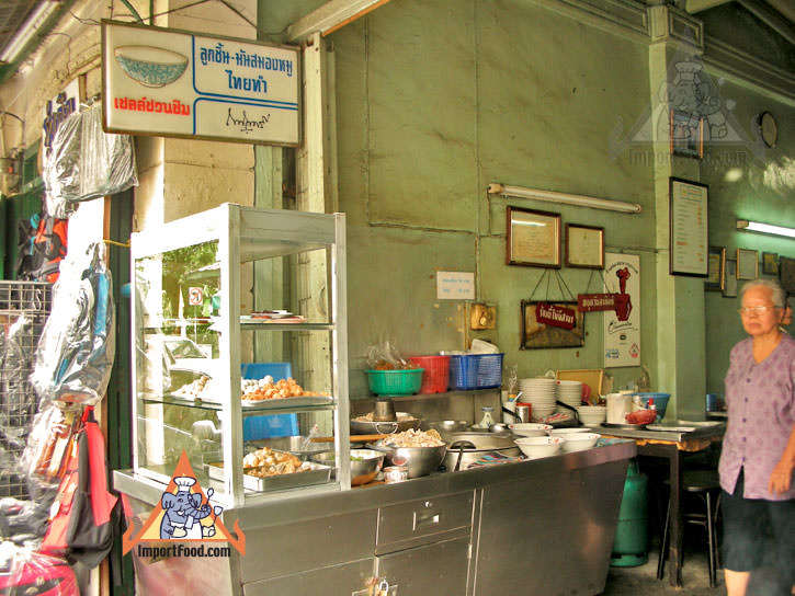 曼谷人行道供应商提供猪脑汤，萨蒙·穆