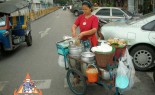 泰国街供应商准备中国风格的汤
