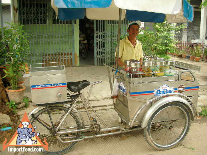 泰国街供应商提供自行车手推车的蜜饯冰淇淋