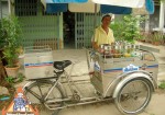 泰国街头供应商从自行车推车提供蜜饯冰淇淋