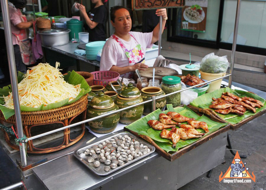 泰国街头供应商提供新鲜的SOM Tum Tum Pagaya Salad，Gai Yang Barbeque Chicken和Clams