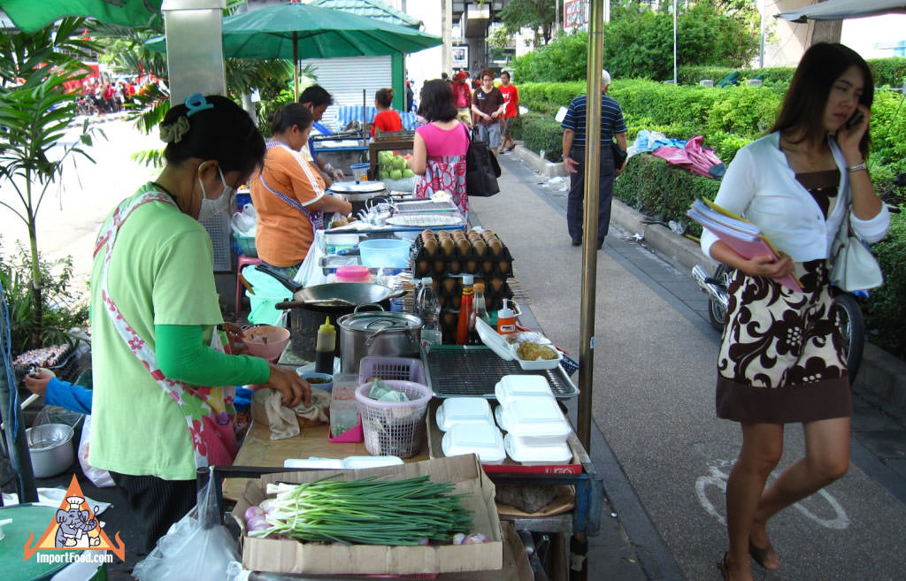 曼谷就像走过一个巨大的五颜六色的公共厨房