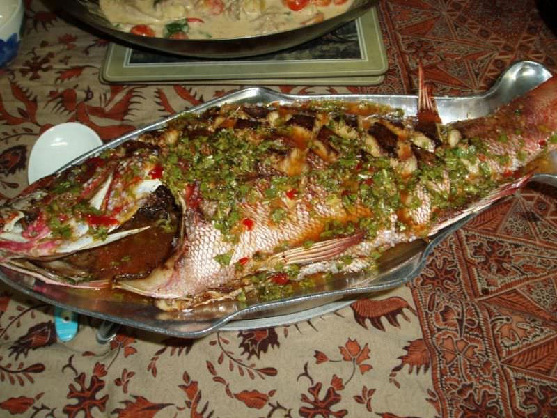 用大蒜酱，“ pla kapong keemao”的深炸鱼