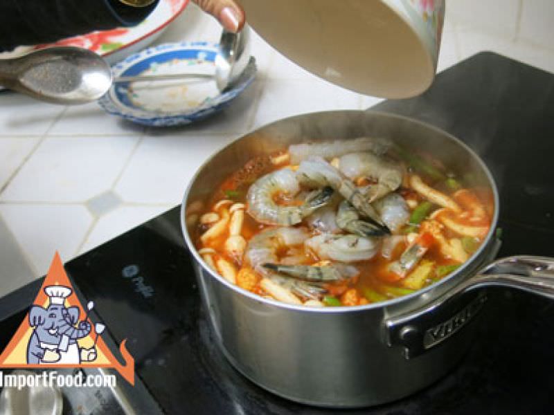 泰国甜和酸鸡肉汤，'kaeng som gai'