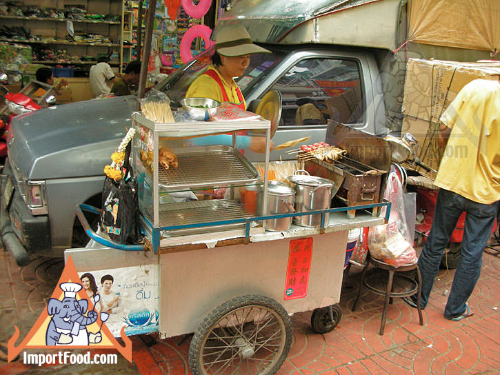泰国街供应商准备木炭烧烤小吃，卢克·钦皮