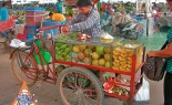 泰国街头供应商从自行车推车提供新鲜水果