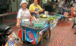 泰国街供应商准备炸鱼蛋糕，托德·芒普拉（Tod Mun Pla）