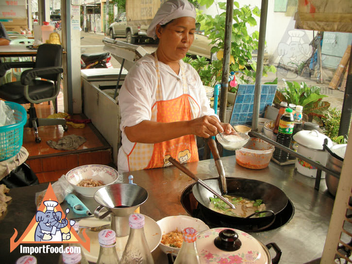 泰国街供应商准备肉汁中的泰式面条