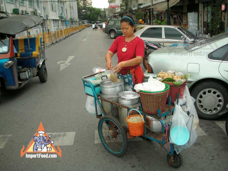 泰国街供应商准备中国风格的汤